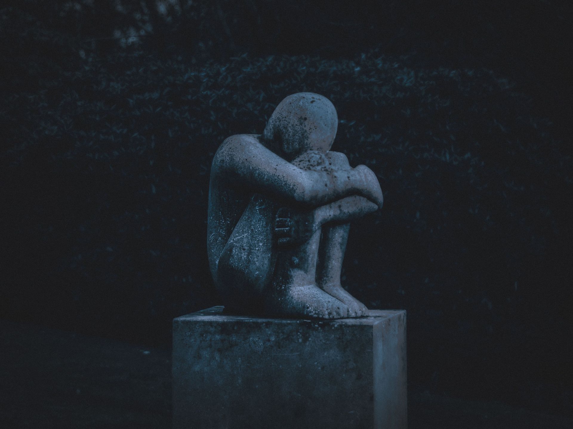 Environmental factors are risk factors for depression. (Image via Unsplash/K Mitch Hodge)